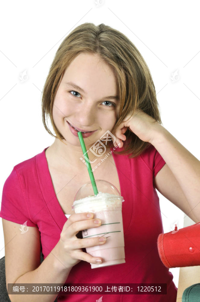 十幾歲的女孩和奶昔