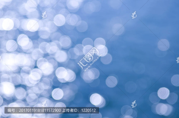 水藍色的背景