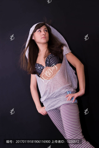 黑色背景上的女孩-匯圖網(wǎng) www.fosd68.com 黑色背景上的女孩