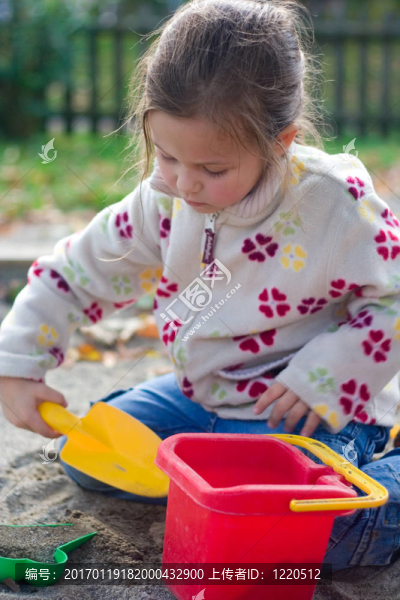 小女孩玩的開心