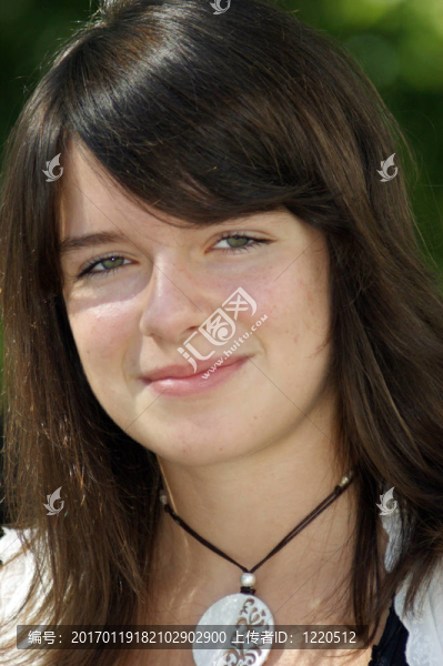 年輕女孩的畫像；年輕女子。