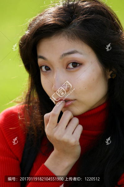 在一個紅色毛衣的年輕女孩的肖像