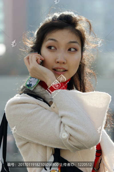 一個帶手機的亞洲年輕女孩的畫像