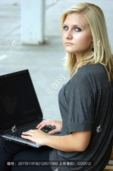 年輕的；帶著筆記本電腦的金發(fā)女孩
