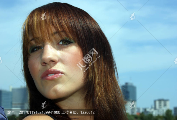 一個年輕的女人的肖像；年輕的女孩。