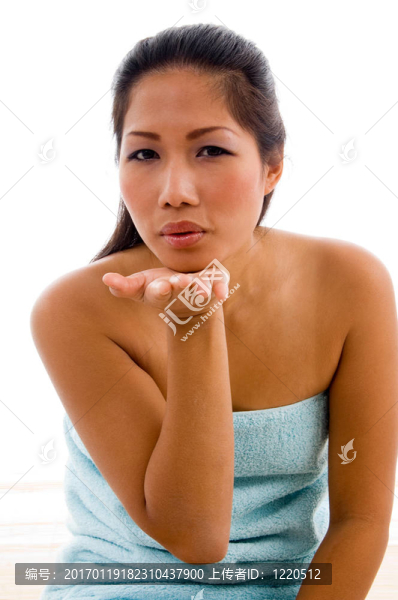 可愛的女模特擺著飛吻
