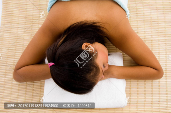休息美麗的成年女子在毛巾