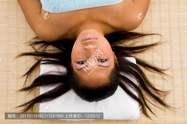 年輕女性將在沙龍按摩