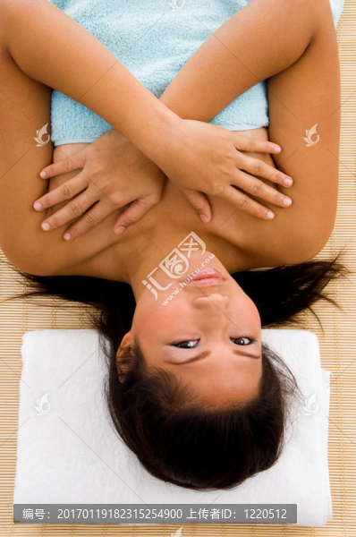 成人女性毛巾的高視角觀