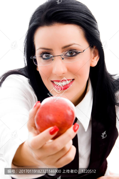 年輕的女人拿著一個(gè)蘋(píng)果