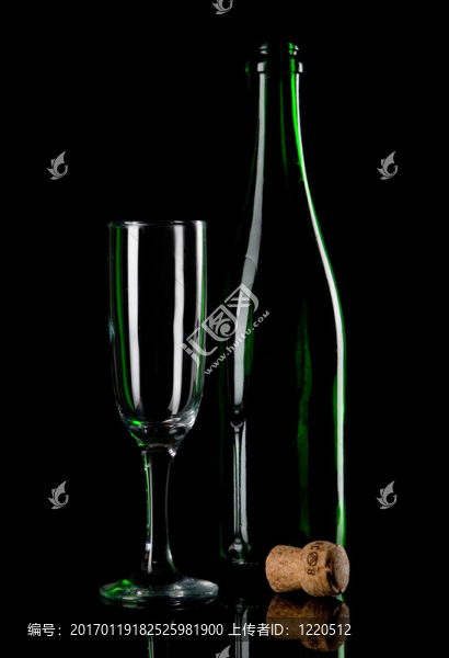帶玻璃的香檳酒瓶
