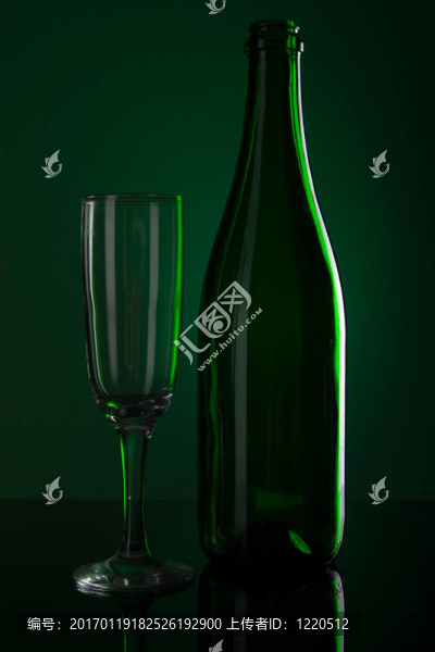 帶玻璃的香檳酒瓶