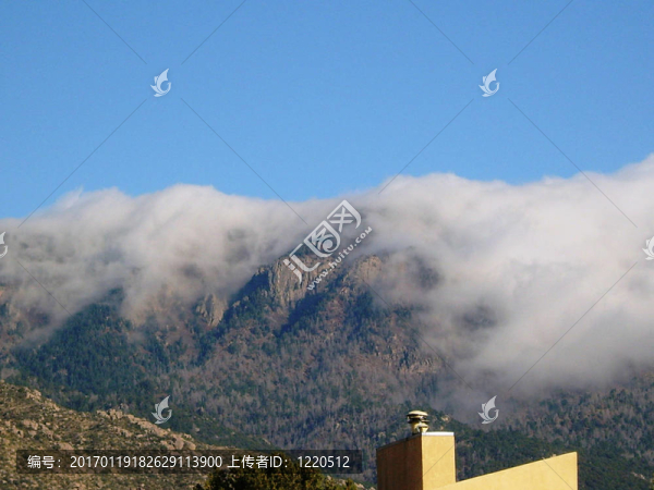 造云的山