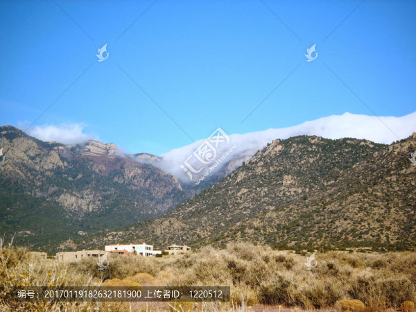 造云的山