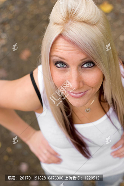 快樂的金發(fā)女孩-匯圖網(wǎng) www.fosd68.com 快樂的金發(fā)女孩