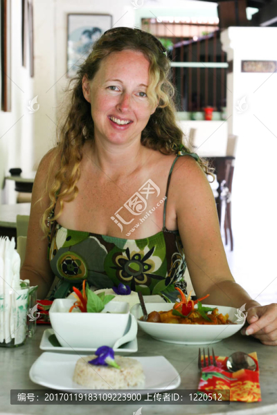 女人吃飯