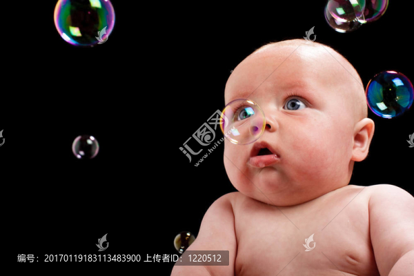 嬰兒玩泡泡的肖像