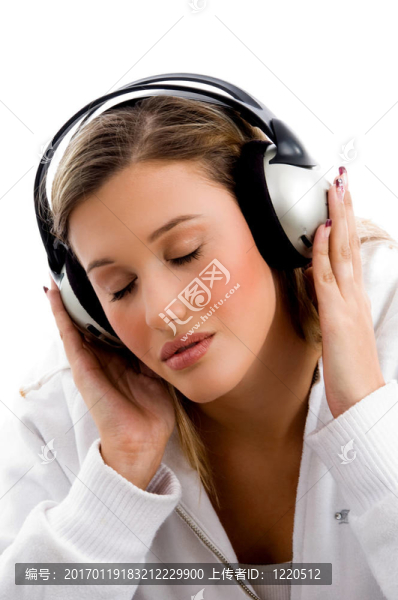 年輕女性忙著音樂(lè)