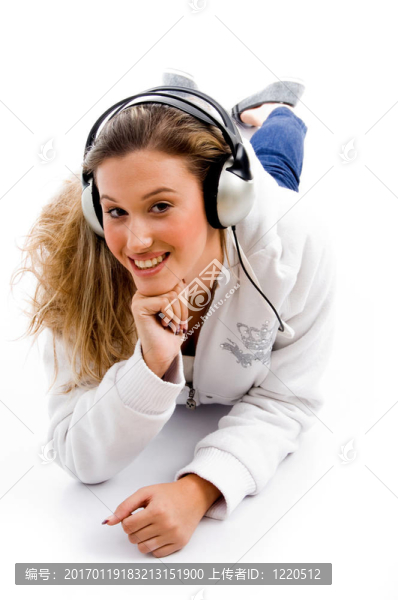 美麗的女人欣賞音樂