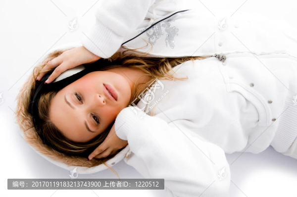 年輕模特躺著聽音樂