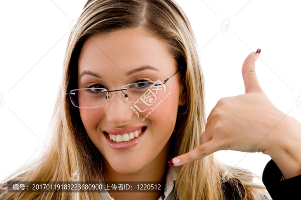 商人顯示電話的手勢