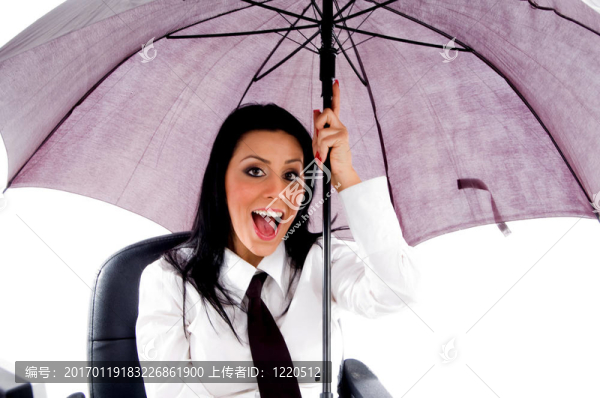 女子拿著雨傘