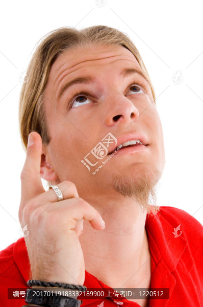 男性指向向上的畫像