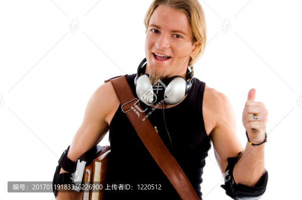 微笑的男性顯示拇指向上