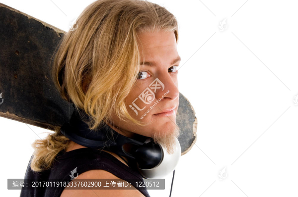 男人看著攝像機(jī)滑板