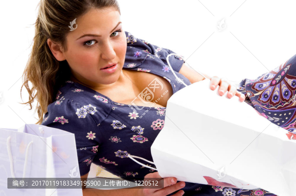 帶購物袋的女性