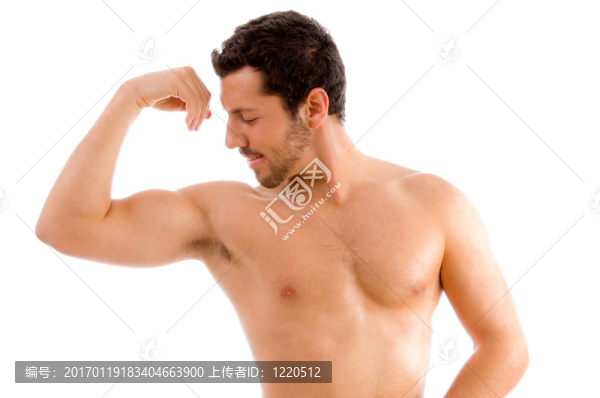 強壯的人看他的肌肉