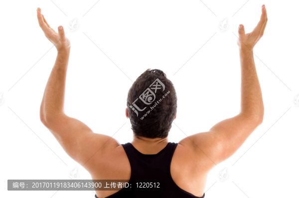 抬起雙臂的男人的背部姿勢