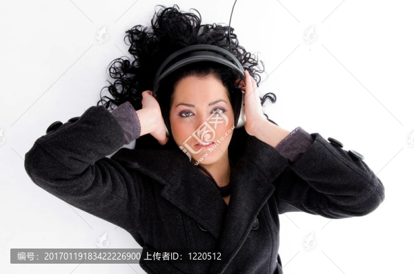 美麗的女性調(diào)諧到音樂