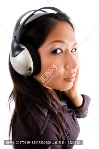 亞洲女性一邊看電視一邊聽音樂