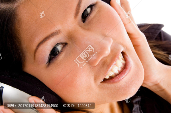 女性一邊看電視一邊聽音樂