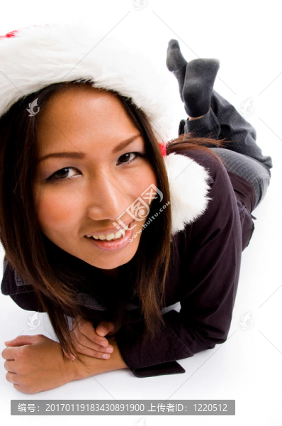 年輕女性服務(wù)提供者躺在地板上