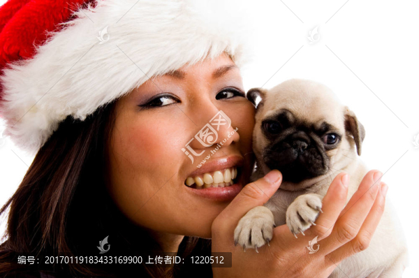 帶圣誕帽和小狗的微笑女人肖像