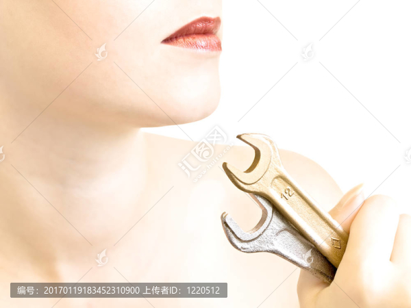 用扳手在女人