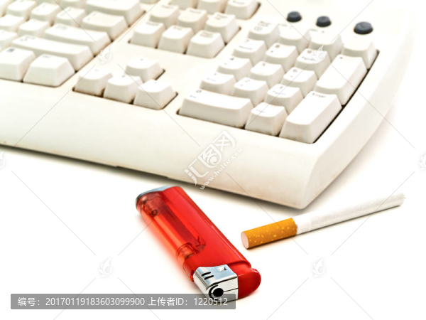 鍵盤；香煙和打火機