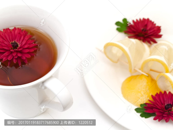 茶；檸檬和花