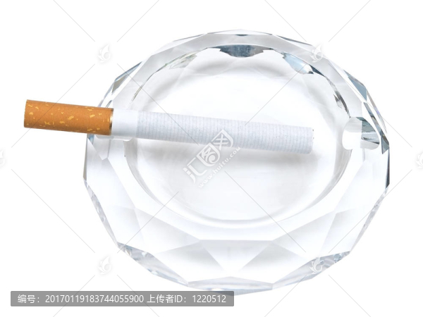 煙灰缸和香煙