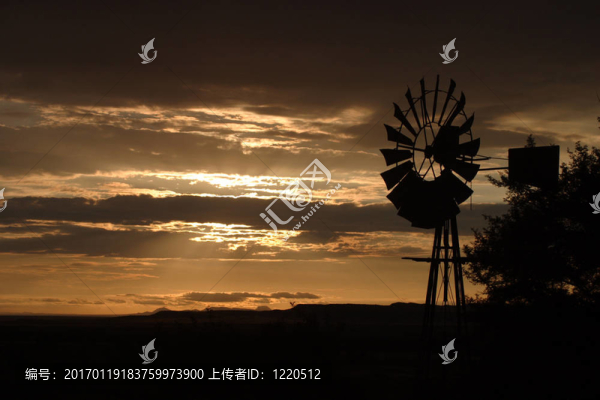風(fēng)車的剪影