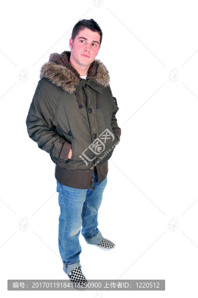 穿一個冬天的外套的男人