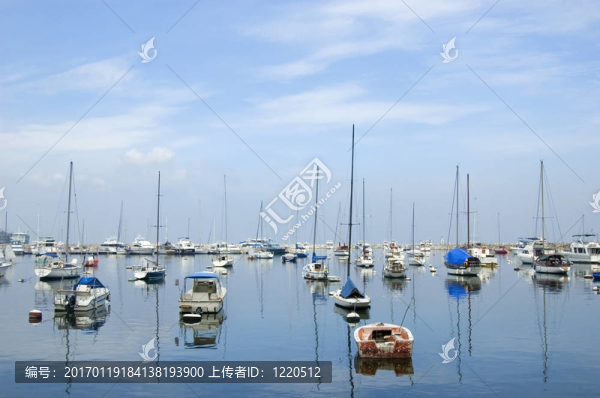 帆船停泊在菲律賓馬尼拉游艇俱樂部；