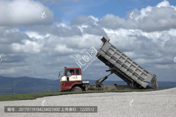 大貨車在高爾夫球場建設(shè)中的
