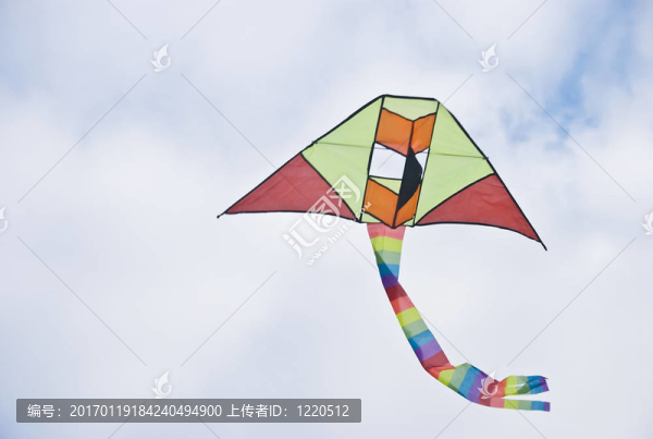 五彩斑斕的風(fēng)箏在陰天