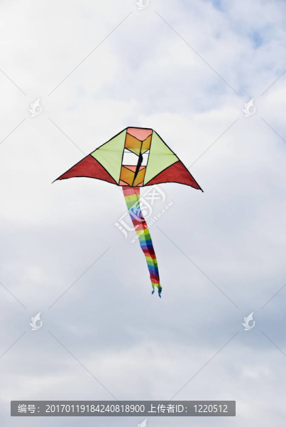 五彩斑斕的風(fēng)箏在天空