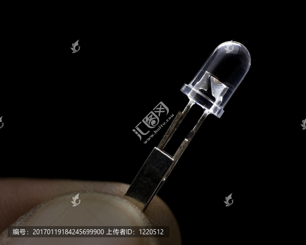 手持小燈泡對(duì)抗黑背景