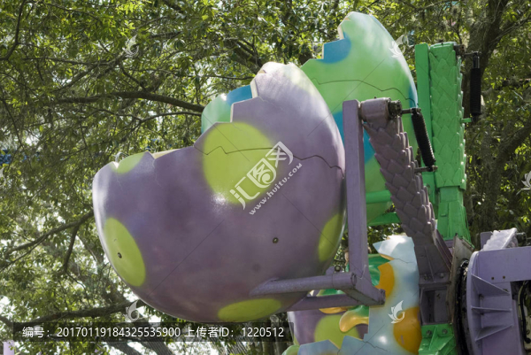 破蛋騎在游樂園。