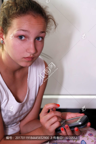 年輕女孩的電話